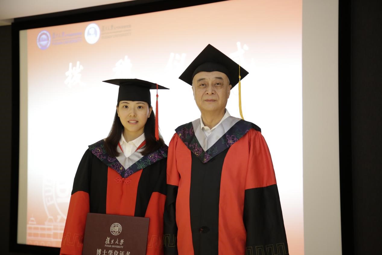 院长张人禾院士为毕业生拨穗